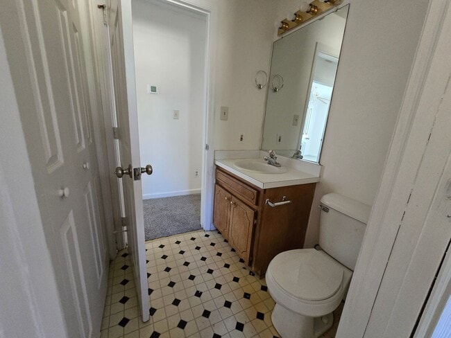 Building Photo - 1929 Crestview Dr