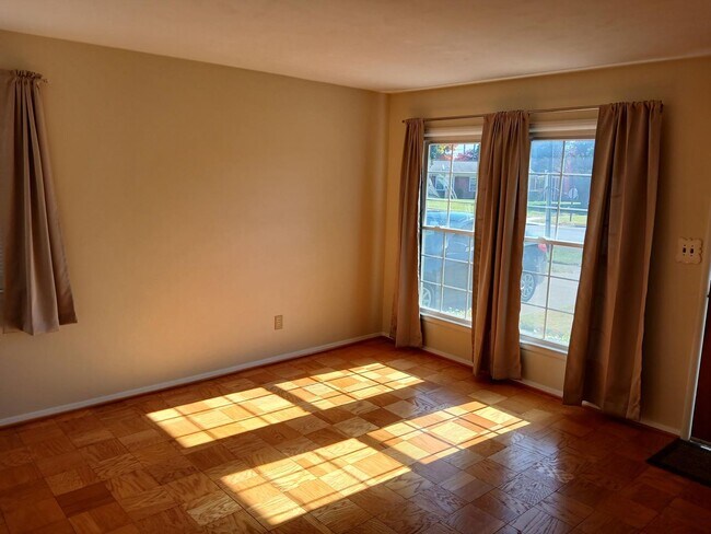 Building Photo - 2511 Meadow Dr