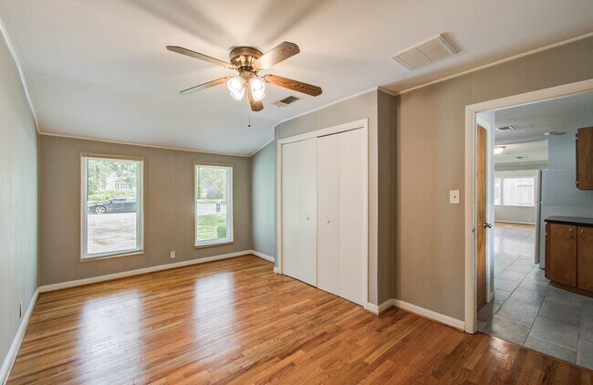 Building Photo - 5519 Huisache St