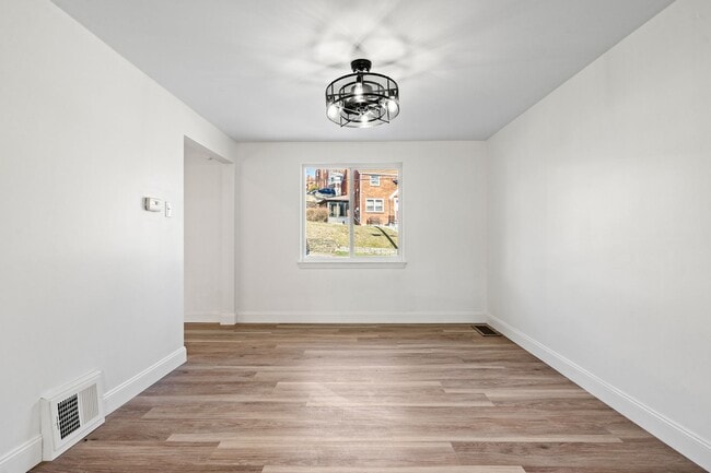 Building Photo - Newly Renovated 3 Bed/2.5 Bath Home - Cent...