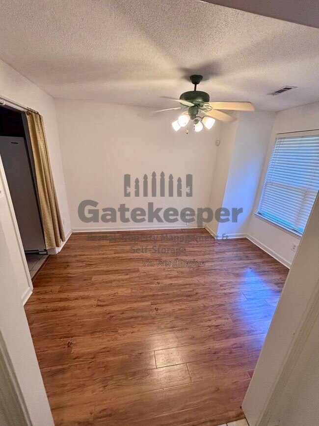 Building Photo - 644 N Fairfield Dr