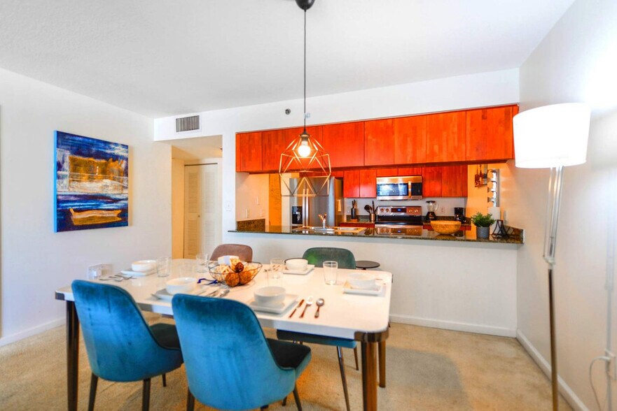 Building Photo - 1 SE 12th St