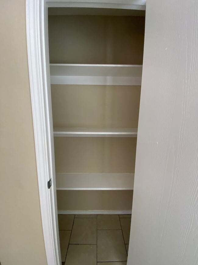 Building Photo - Charming and Spacious Home in a Quiet and ...