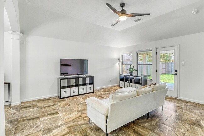 Building Photo - 6015 Wildbriar Ln