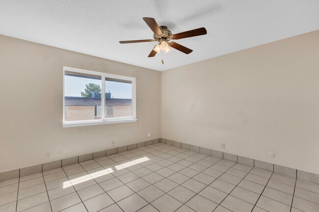 Building Photo - 3300 Hayes Ave