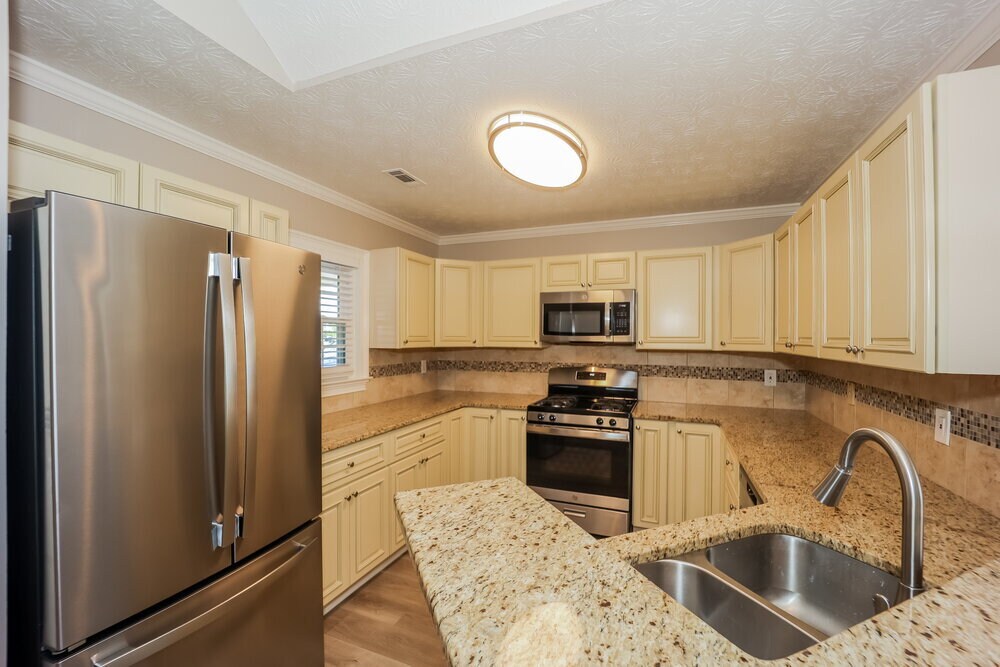 Building Photo - 385 Fairway Ct