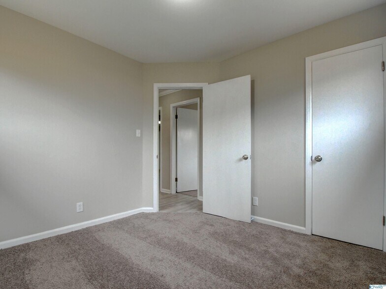 Building Photo - 609 Marguerite Dr NW