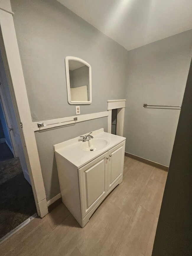 Building Photo - Single family home lower east side