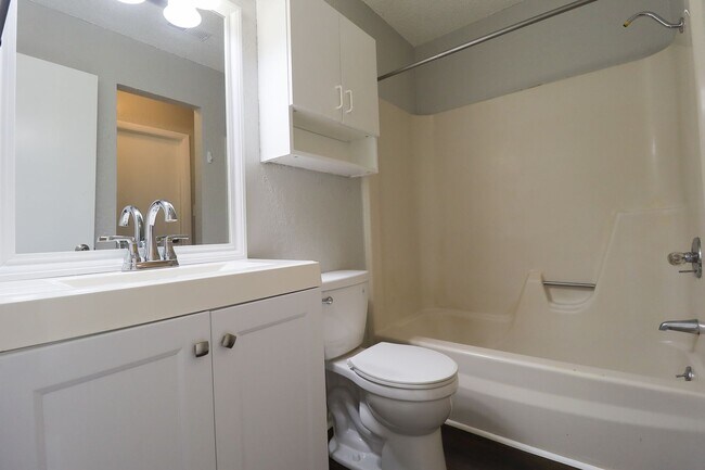 Building Photo - Recently renovated 2 Bedroom!