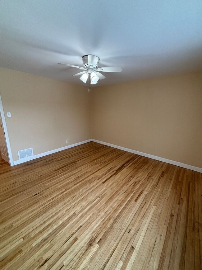 Building Photo - 2 Bedroom 1 Bathroom Townhouse for Rent!