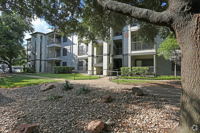 Building Photo - Radius at The Domain