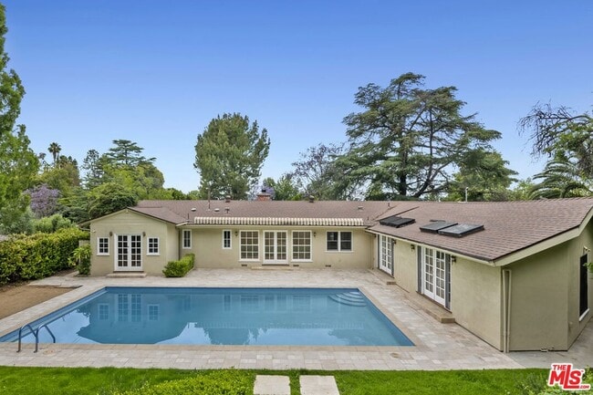Building Photo - 18080 Karen Dr