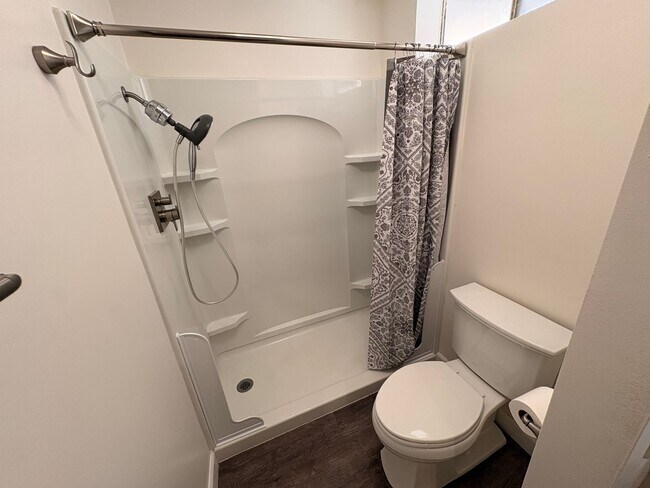 Building Photo - ***MOVE-IN SPECIAL*** AVAILABLE NOW! 2 Bedroom 2 bathroom upstairs unit located in Ontario