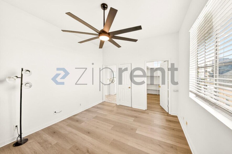 Building Photo - Unit
