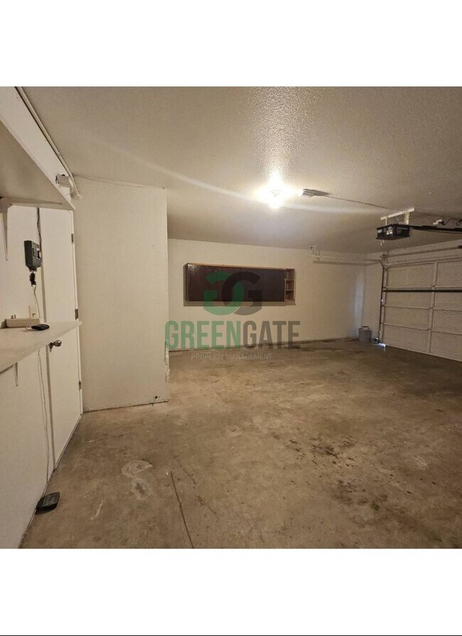 Building Photo - Beautiful 3 BEDROOM 2.5 BATH HOME IN MODES...