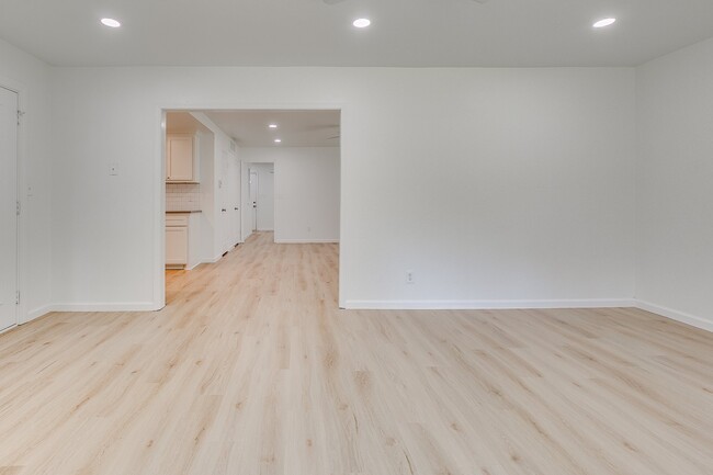 Building Photo - 1430 Westbrooke Terrace