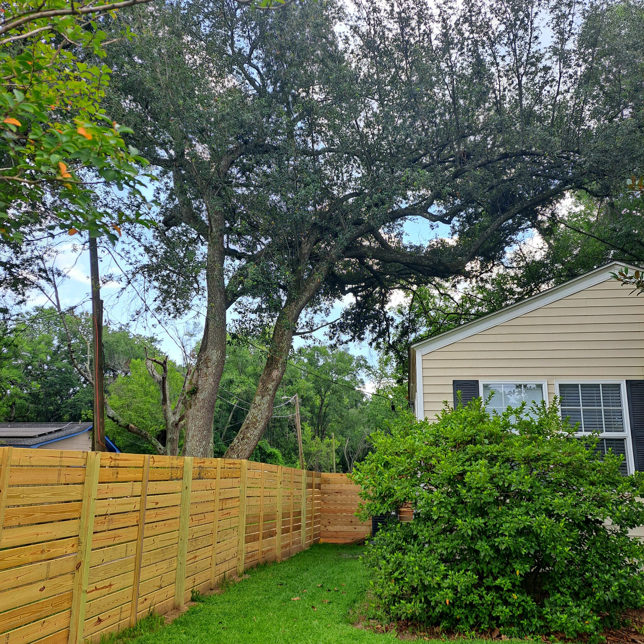 Privacy fence and ample Free parking - 3645 Azalea Dr