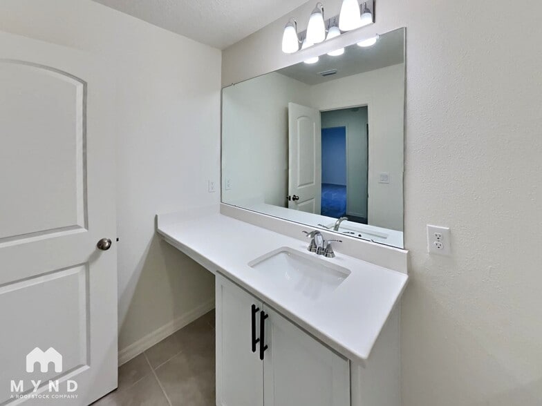 Building Photo - 37450 MacKenzie Dr