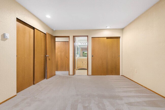 Building Photo - 2 Bedroom 2 Bathroom Condo Near Downtown Kirkland