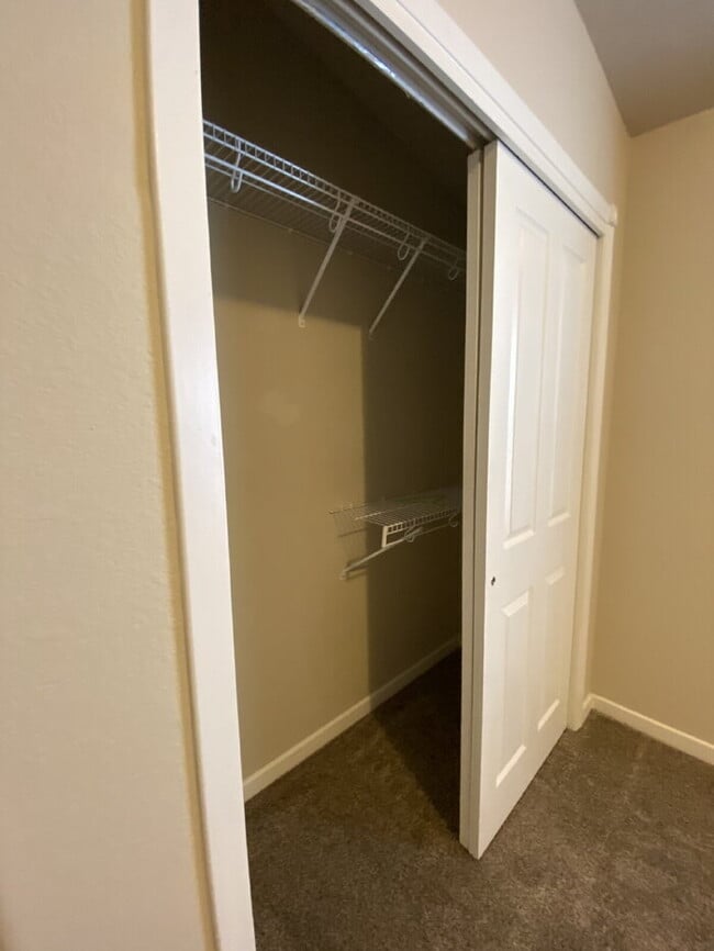 Building Photo - Spacious- 2 Living Rm/3BR/2Bath in Cabezon