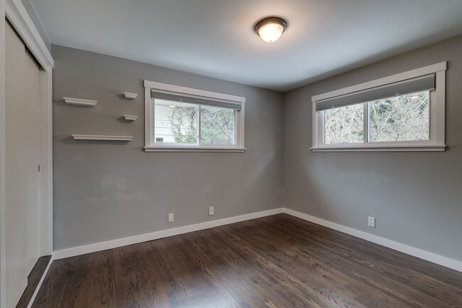Building Photo - Seattle Home with HUGE yard in a Great Nei...