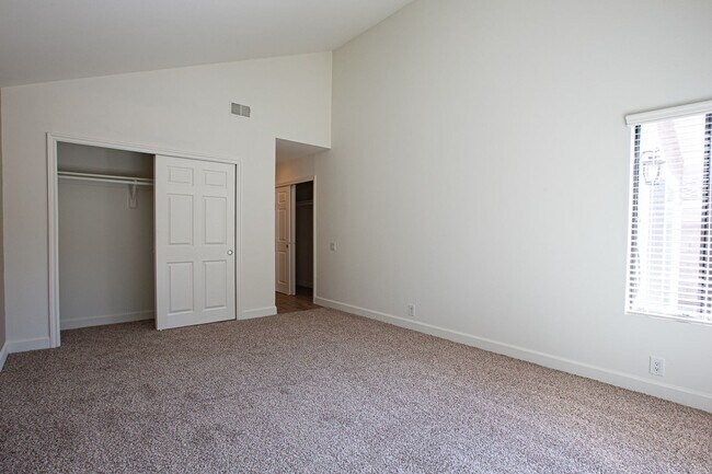Building Photo - 2 bedroom home with wonderful location A MILE FROM THE BEACH
