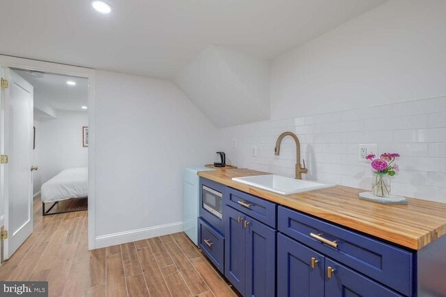 Building Photo - 706 Van Buren St NW