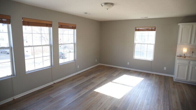 Building Photo - AVAILABLE NOW!