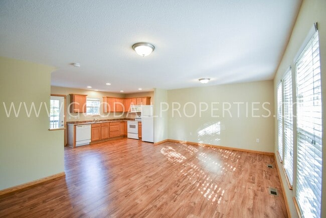 Building Photo - 2 Bedroom, 2 1/2 Bath Townhome in Urbandale with attached Garage!!!