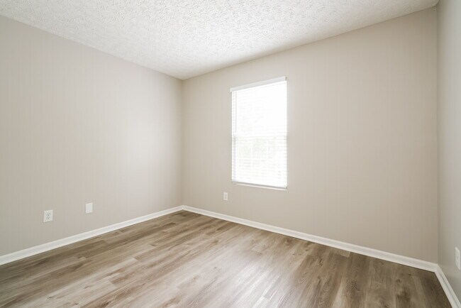 Building Photo - 568 Penn St