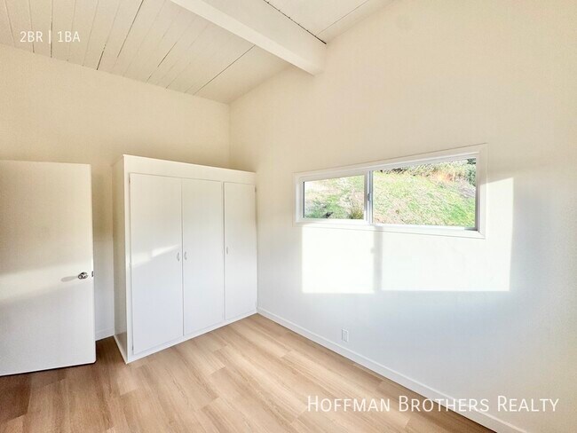 Building Photo - 3211 Primera Ave