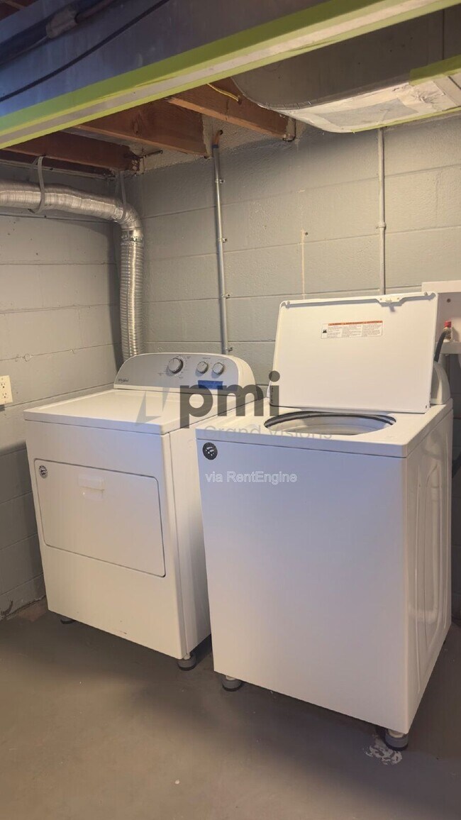 Building Photo - 1528 Division St