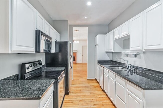 Building Photo - 4047 Elm St