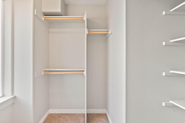 Building Photo - Beautiful 3-bdrm/2.5-bath contemporary craft home w/ lots of character. A/C, fireplace, fenced ba...