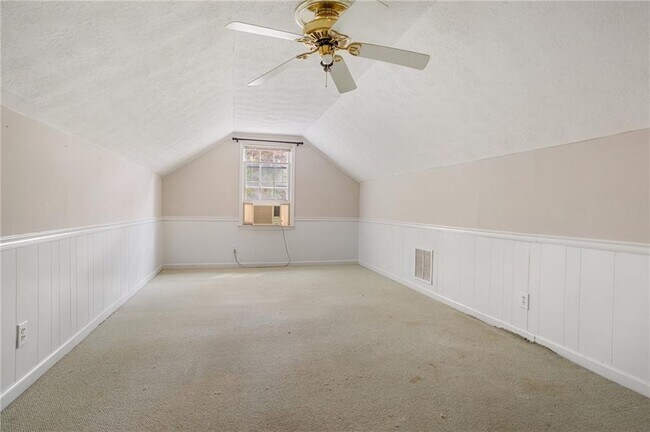 Building Photo - 632 Holt Rd NE