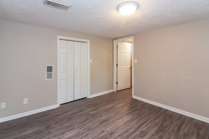 Building Photo - 316 NE Lakeview Dr