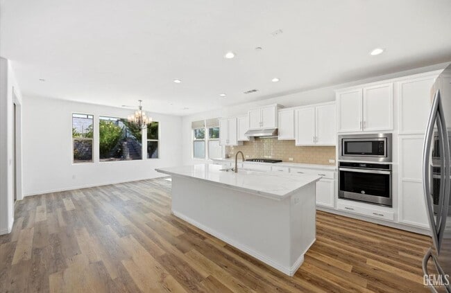 Building Photo - 13600 Pixton Ave