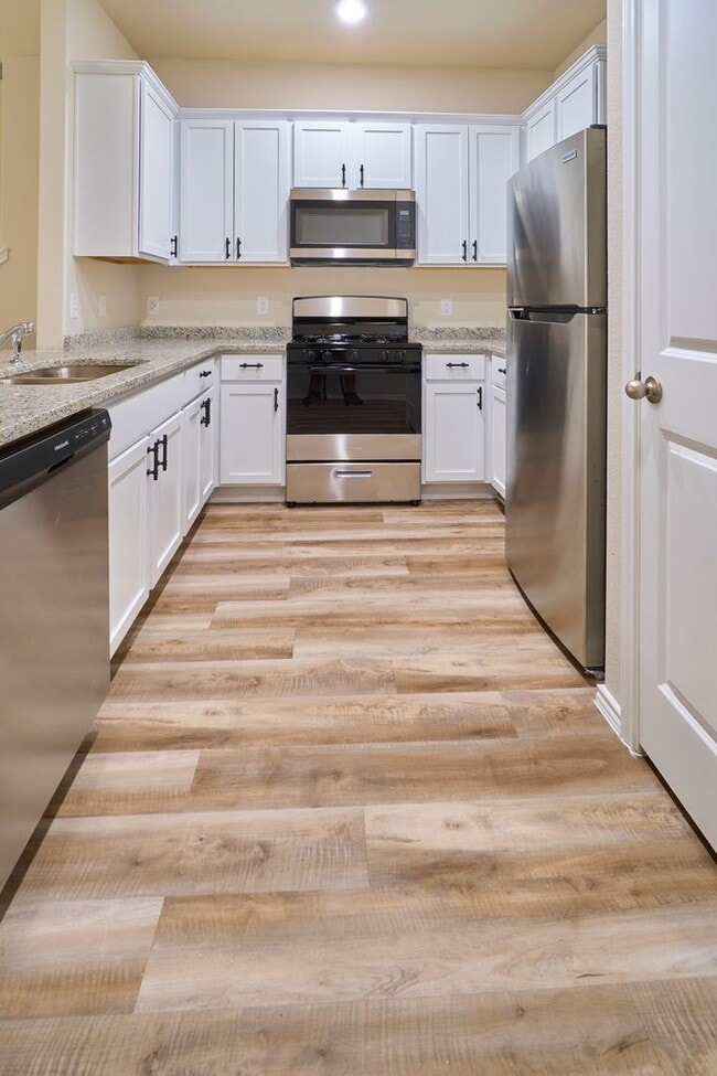 Building Photo - Hunters Ranch Beauty! 3 Bedrooms 2 1/2 Bath Townhome