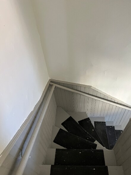 Building Photo - 42 Kilburn St