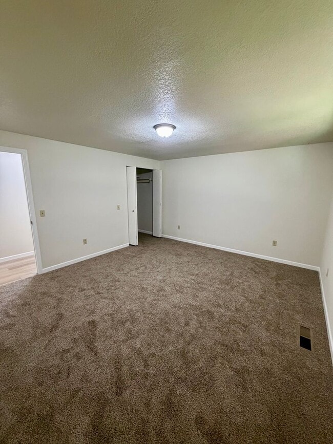 Building Photo - Newly Renovated Riverfront 3BR House - Available Now