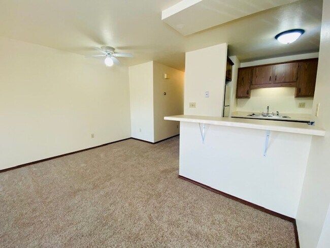 Building Photo - Spacious 1 Bedroom 1 Bath Upper Apartment Available Now!