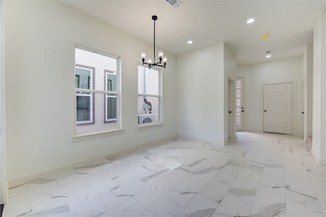 Building Photo - 2915 El Fenice Ln