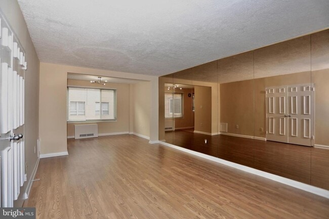 Building Photo - Available for immediate move-in.