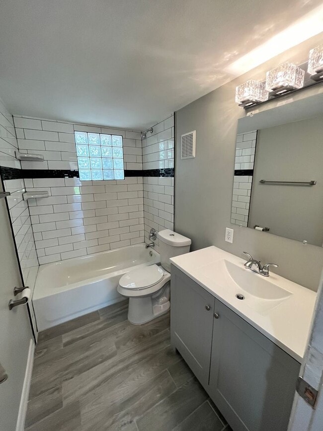 Building Photo - 817 Rosalia Dr