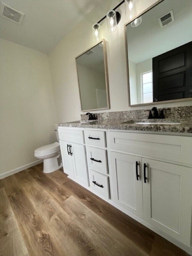 Building Photo - 204 Franklin Sq - Beautifully Updated Home in Bonaire