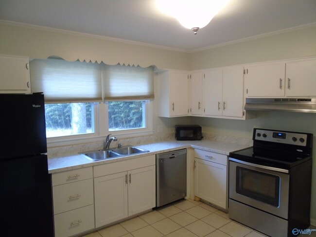 Building Photo - 704 Graycroft Dr SW