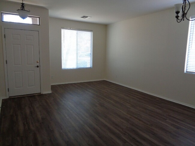 Building Photo - Spacious 4 bedroom house in Peoria- open f...