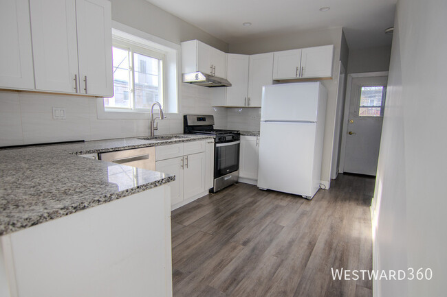 Building Photo - beautifully renovated 3-bedroom, 2-bathroo...