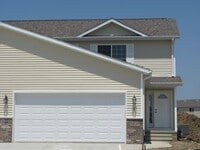 Building Photo - Four bed/2.5 bath townhome for August 2026!