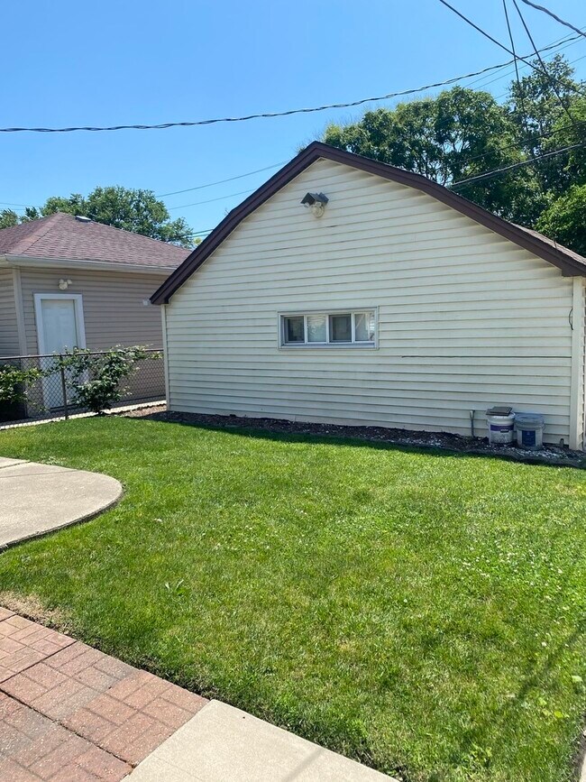 Building Photo - 7659 W Sunset Dr